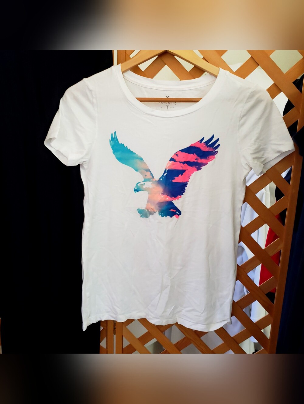 Short Sleeve white AE t-shirt with colorful bird Eagle logo graphic Size Small